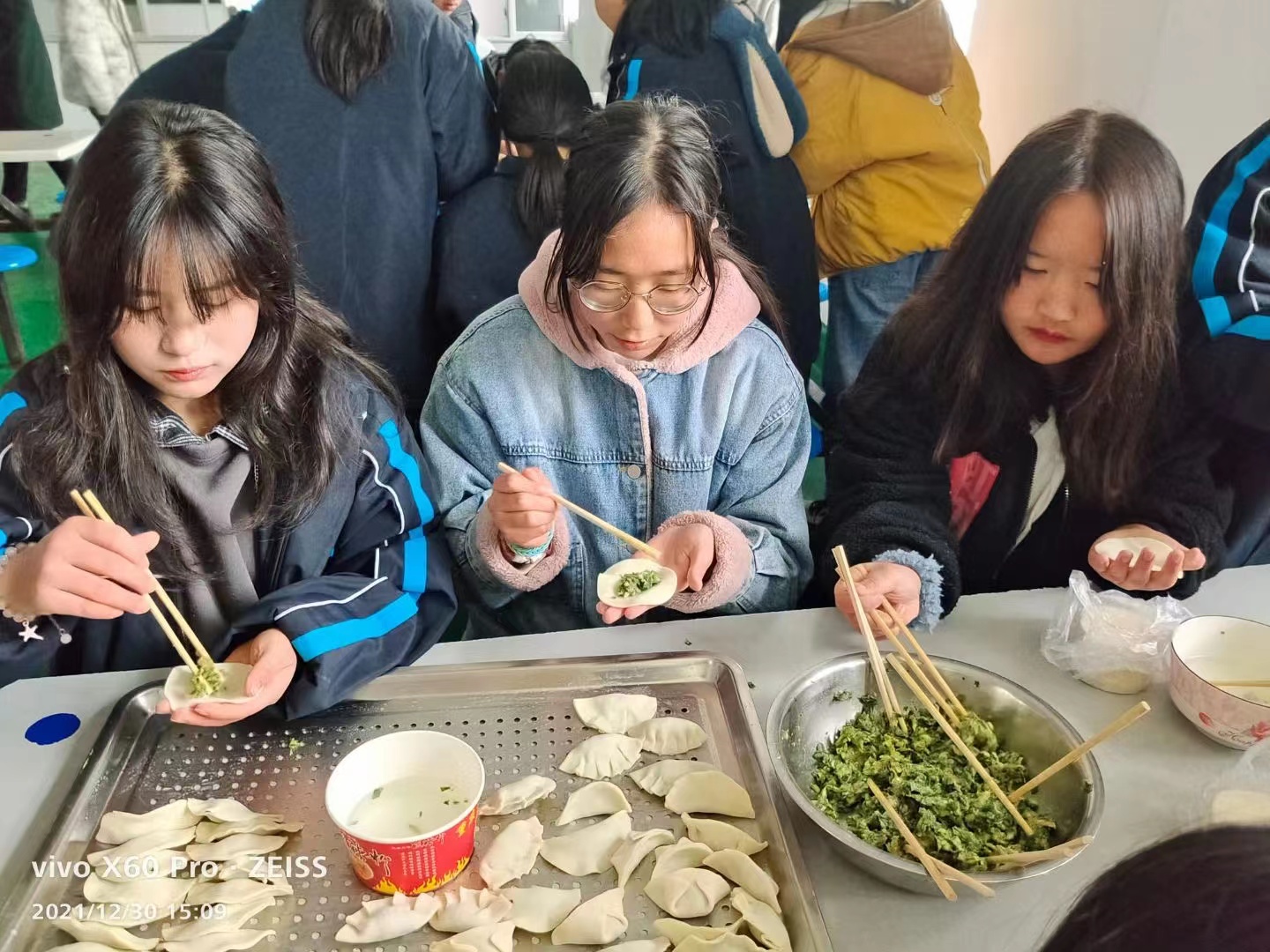 情暖校園，你是主“餃”！我校舉行周末實踐活動——包餃子